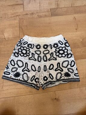 White Crochet Floral-Accent Women’s Shorts. New without tags.
